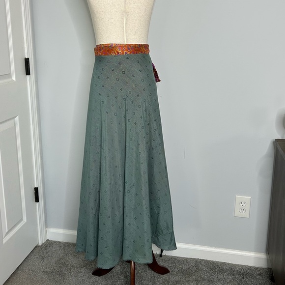Vintage Reversible Sari Layered Wrap Maxi Skirt Bohemian Multicolor Fabrics OS - Picture 9 of 15